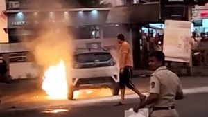 ನಡುರಸ್ತೆಯಲ್ಲಿಯೇ ಹೊತ್ತಿ ಉರಿದ ಟಾಟಾ ನೆಕ್ಸಾನ್ ಎಲೆಕ್ಟ್ರಿಕ್ ಕಾರು!