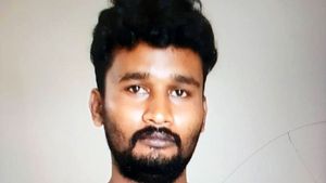 ಯುಟ್ಯೂಬ್ ನೋಡಿ ದುಬಾರಿ ಕಾರುಗಳನ್ನು ಕದಿಯುತ್ತಿದ್ದವನ ಬಂಧನ: ಇವನ ಟೆಕ್ನಿಕ್‌ಗೆ ಪೊಲೀಸರೇ ಸುಸ್ತು    