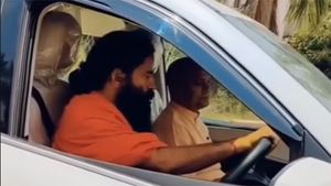 ತಮ್ಮ ಹೊಸ ಮಹೀಂದ್ರಾ ಎಕ್ಸ್‌ಯುವಿ700 ಕಾರು ಡ್ರೈವ್ ಮಾಡಿದ ಯೋಗ ಗುರು ಬಾಬಾ ರಾಮ್‌ದೇವ್ 