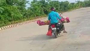 ಮನಕಲುಕುವ ಘಟನೆ: ಮೃತ ತಾಯಿಯನ್ನು 80 ಕಿ.ಮೀ ಬೈಕ್‌ನಲ್ಲೇ ಸಾಗಿಸಿದ ಮಗ