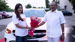ನಿರ್ದೇಶಕ ರಾಮ್‌ಗೋಪಾಲ್ ವರ್ಮಾ ಕೆನ್ನೆಗೆ ಬಾರಿಸಿ ಫೇಮಸ್ ಆಗಿದ್ದ ನಟಿ ಅಶುರೆಡ್ಡಿಗೆ ದುಬಾರಿ ಗಿಫ್ಟ್