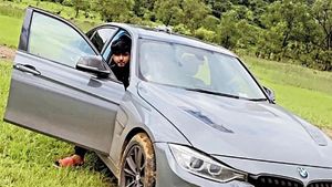 BMW ಕಾರಿನಲ್ಲಿ 23 ವರ್ಷದ ಯುವಕ ಹಿಟ್‌ ಅಂಡ್ ರನ್: ಪರಾರಿಗೆ ಯತ್ನಿಸಿ ಏರ್‌ಪೋರ್ಟ್‌ನಲ್ಲಿ ಸಿಕ್ಕಿಬಿದ್ದ