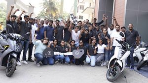 ಬೆಂಗಳೂರು ಗ್ರಾಹಕರಿಗೆ ದೀಪಾವಳಿ ಸಂಭ್ರಮ ಹೆಚ್ಚಿಸಿದ ಎಥರ್...ಒಂದೇ ದಿನ 250 ಸ್ಕೂಟರ್‌ಗಳ ವಿತರಣೆ 