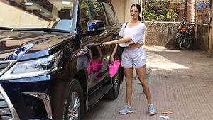 ನಟಿ ಜಾಹ್ನವಿ ಬಳಸುವ 'ಲೆಕ್ಸಸ್ LX 570' ಕಾರಿನ ಬೆಲೆ ಕೇಳಿದ್ರೆ ಶಾಕ್ ಆಗ್ತೀರಾ?