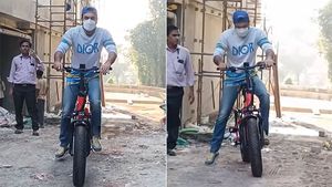 ಐಷಾರಾಮಿ ಕಾರು ಪಕ್ಕಕ್ಕಿಟ್ಟು ಮಡಚಬಹುದಾದ ಎಲೆಕ್ಟ್ರಿಕ್ ಬೈಕ್ ಏರಿದ ಖ್ಯಾತ ಬಾಲಿವುಡ್ ನಟ 