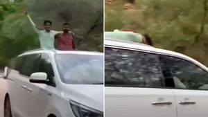ಚಲಿಸುವ ಕಾರಿನಲ್ಲಿ ಸನ್‌ರೂಫ್‌ನಿಂದ ಹೊರಗೆ ನಿಲ್ಲುವ ಮುನ್ನ ಎಚ್ಚರ: ಇಲ್ಲಿದೆ ಶಾಕಿಂಗ್ ವೀಡಿಯೊ