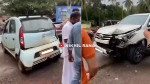 ಟಾಟಾ ನ್ಯಾನೋ ಕಾರಿಗೆ ಡಿಕ್ಕಿ ಹೊಡೆದ ಟೊಯೊಟಾ ಫಾರ್ಚುನರ್ ಎಸ್‍ಯುವಿಯ ಪರಿಸ್ಥಿತಿ ನೋಡಿ