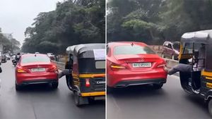 ಕೇವಲ ಭಾರತದಲ್ಲಿ ಮಾತ್ರ ಸಾಧ್ಯ...ರಸ್ತೆ ಮಧ್ಯೆ ಕೆಟ್ಟು ನಿಂತ ಬೆಂಜ್ ಕಾರಿಗೆ ಆಟೋ ಚಾಲಕನ ಸಹಾಯ