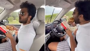 ADAS ಫೀಚರ್ ಬಳಸಿಕೊಂಡು ಚಲಿಸುತ್ತಿರುವ ಕಾರಿನಲ್ಲಿ ಮಂಗನಾಟ : ಸ್ಟೀಯರಿಂಗ್ ಬಿಟ್ಟು ಬರ್ಗರ್ ತಿಂದ ಭೂಪ