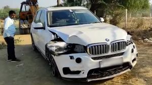 ದಂಪತಿಗೆ ಡಿಕ್ಕಿ ಹೊಡೆದು ಪರಾರಿಯಾಗಿದ್ದವನ ಬಂಧನ... BMW X5ನಲ್ಲಿ ಪತ್ತೆಯಾಯ್ತು ಮದ್ಯದ ಬಾಟಲಿ