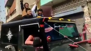 ಮದುವೆಯಲ್ಲಿ ಮಹೀಂದ್ರಾ ಥಾರ್ ಎಸ್‍ಯುವಿಯನ್ನು ಡಾನ್ಸ್ ಮಾಡಿಸಿದ ಪುಂಡರು: ವಾಹನ ವಶ