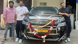 Dhananjay: ಡಾಲಿ ಧನಂಜಯ್​ಗೆ ಕೋಟಿ ಬೆಲೆಯ ಕಾರು ಗಿಫ್ಟ್ ನೀಡಿದ ನಿರ್ಮಾಪಕರು, ಪಾರ್ಟಿ ಕೇಳಿದ ನಟಿ ರಮ್ಯಾ