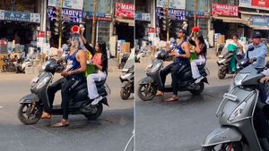 ಸೆಖೆ ಅಂತ ಚಲಿಸುವ ಸ್ಕೂಟರ್‌ನಲ್ಲಿ ಯುವಕನ ಜೊತೆಗೆ ಸ್ನಾನ ಮಾಡಿದ ಯುವತಿ