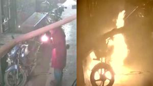 ಮನೆ ಮುಂದೆ ನಿಲ್ಲಿಸಿದ್ದ ಬೈಕ್‌ಗೆ ಬೆಂಕಿ ಹಚ್ಚಿ ಪರಾರಿಯಾದ ಮಹಿಳೆ! ವಿಡಿಯೋ ವೈರಲ್‌!
