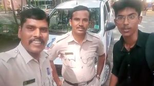 ಸೈರನ್ ಹಾಕಿ ಮಿಂಚಿನ ವೇಗದಲ್ಲಿ ವಿದ್ಯಾರ್ಥಿಯನ್ನು ಎಕ್ಸಾಂ ಸೆಂಟರ್‌ಗೆ ತಲುಪಿಸಿದ ಪೊಲೀಸರು