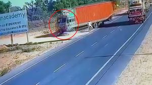 ಲಾರಿ ಚಾಲಕನನ್ನೇ ಬೆಚ್ಚಿ ಬೀಳಿಸಿದ ಬೈಕ್ ಸವಾರ... ಇಂಥಾ ಸವಾರರನ್ನು ಕನಸಲ್ಲೂ ನೋಡಿರೋದಿಲ್ಲ!  