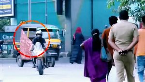 ಪೊಲೀಸರಿಂದ ತಪ್ಪಿಸಲು ಡಿವೈಡರ್‌ ಮೇಲೆ ಬೈಕ್‌ ಹಾರಿಸಿದ ಬೈಕರ್‌: ಪೊಲೀಸ್‌ ಮಾಡಿದ್ದಲ್ಲಿ ತಪ್ಪಿಲ್ಲ ಬಿಡಿ