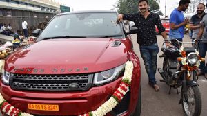 ಟಿವಿಎಸ್‌ ಎಕ್ಸ್‌ಎಲ್‌ ಇನ್ನೂ ಮರೆಯದ ಡಾಲಿ: ಹುಡುಗರ ಫಸ್ಟ್‌ ಲವ್‌ ಯಾವತ್ತಿದ್ದರೂ ಅಜರಾಮರವೇ