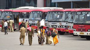 ಶಕ್ತಿ ಯೋಜನೆ: ಟೀಕೆಗಳ ನಡುವೆ ಸಾರಿಗೆ ನಿಗಮಗಳ ಆದಾಯ ಹೆಚ್ಚಳ, ಸಾವಿರಕ್ಕೂ ಅಧಿಕ ಬಸ್‌ ಖರೀದಿಗೆ ನಿರ್ಧಾರ!