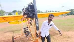 ಬೈಕ್ ಎಂಜಿನ್ ಬಳಸಿ ಕೇವಲ 2 ಲಕ್ಷ ರೂ.ನಲ್ಲಿ ವಿಮಾನ ತಯಾರಿಸಿದ ಮಹಾನುಭಾವ