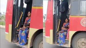 ಗದಗ: ಶಕ್ತಿ ಯೋಜನೆ ಎಫೆಕ್ಟ್.. ಸಾರಿಗೆ ಬಸ್‌ನಲ್ಲಿ ಸೀಟ್ ಸಿಗಲಿಲ್ಲ, ಈ ತಾಯಿಯ ಕಷ್ಟ ದೇವರಿಗೆ ಪ್ರೀತಿ!      