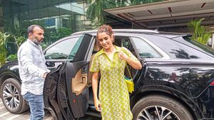 ಕೋಟಿ ಬೆಲೆಯ ಐಷಾರಾಮಿ ಕಾರಿನಲ್ಲಿ ಕಾಣಿಸಿಕೊಂಡ 'ಜವಾನ್​’ ಚಿತ್ರದ ನಟಿ ಸಾನ್ಯಾ ಮಲ್ಹೋತ್ರಾ 