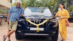 ಸೆಕೆಂಡ್ ಹ್ಯಾಂಡ್ ಮಹೀಂದ್ರಾ ಕಾರು ಖರೀದಿಸಿ ಪೂಜೆ ನೆರವೇರಿಸಿದ ನಟ ಆಶಿಶ್ ವಿದ್ಯಾರ್ಥಿ