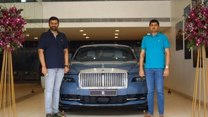 Rolls Royce: ಅಂಬಾನಿ ಬಳಿಯೂ ಇಲ್ಲ.. 10 ಕೋಟಿ ರೋಲ್ಸ್ ರಾಯ್ಸ್ ಸ್ಪೆಕ್ಟರ್ ಎಲೆಕ್ಟ್ರಿಕ್ ಕಾರು ಇವರಿಗೆ ವಿತರಣೆ