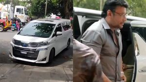 ಬಾಲಿವುಡ್ ನಟರಿಗಿಂತ ಕಮ್ಮಿಯಿಲ್ಲ ನಮ್ಮ ದರ್ಶನ್: ಕೋಟಿ ಬೆಲೆಯ ಟೊಯೊಟಾ ಕಾರಿನಲ್ಲಿ ಬಂದ್ರು.. ವಿಶೇಷತೆಗಳೇನು?