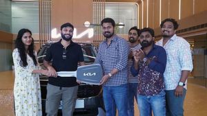 ಸಿನಿಮಾ ಸೂಪರ್ ಹಿಟ್: ಸಣ್ಣ ನಿರ್ದೇಶಕನ ಹುಡಿಕಿ ಬಂತು ದುಬಾರಿ ಕಿಯಾ ಕಾರು  