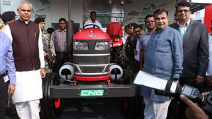 CNG Tractor: ರೈತರಿಗೆ ಸಿಹಿಸುದ್ದಿ... ಮೊದಲ ಮಹೀಂದ್ರಾ CNG ಟ್ರ್ಯಾಕ್ಟರ್ ಅನಾವರಣ