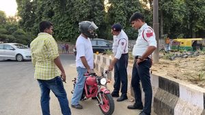 ಅಪ್ಪನ ಪ್ರೀತಿ: ಮಗಳಿಗಾಗಿ ಮಿನಿ ಬೈಕ್ ನಿರ್ಮಿಸಿ ಪೊಲೀಸರನ್ನು ಅಚ್ಚರಿಗೊಳಿಸಿದ ಅಪ್ಪ