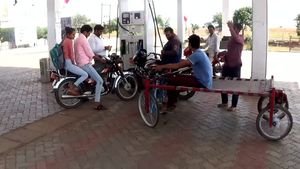 ಹಳ್ಳಿ ಪ್ರತಿಭೆ: ಮಂಚಕ್ಕೆ ಮೋಟಾರ್, ಸ್ಟೀರಿಂಗ್ ಜೋಡಿಸಿ ವಾಹನ ತಯಾರಿ: ಬಂಕ್ ಸಿಬ್ಬಂದಿ ಅಚ್ಚರಿ! 