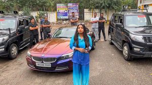 ಅಪ್ಪನ ದುಡ್ಡು ಮಗಳ ಶೋಕಿ: ಬೆಂಗಾವಲು ಕಾರುಗಳೊಂದಿಗೆ ಸೆಕೆಂಡ್ ಹ್ಯಾಂಡ್ BMW ಕಾರಿನಲ್ಲಿ ಯುವತಿ ಓಡಾಟ!