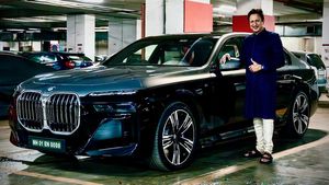 ನಟಿಯರಿಗೆ BMW ಈ ಎಲೆಕ್ಟ್ರಿಕ್ ಕಾರೆಂದರೇ ಪಂಚಪ್ರಾಣ.. 2 ಕೋಟಿ ಕೊಟ್ಟು ಖ್ಯಾತ ಉದ್ಯಮಿ ದಿನೇಶ್‌ರಿಂದ ಖರೀದಿ