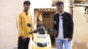 ಕೊಟ್ಟ ಮಾತಿನಂತೆ ನಡೆದ ಡ್ರೋನ್ ಪ್ರತಾಪ್: ಬಿಗ್​ಬಾಸ್​ನಲ್ಲಿ ಗೆದ್ದ ಸ್ಕೂಟರ್ ಬಡ ಯುವಕನಿಗೆ ದಾನ 