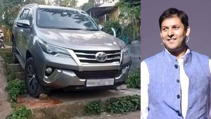 ಗೂಗಲ್ ಮ್ಯಾಪ್ ನಂಬಿ ಮೆಟ್ಟಿಲುಗಳಲ್ಲಿ ಸಿಲುಕಿದ ಕಾರು: ಅದಕ್ಕಿಂತ ತಮ್ಮ ಮ್ಯಾಪ್ ಉತ್ತಮವೆಂದ ಈ ಸಿಇಒ