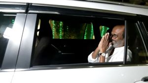 ಕೋಟಿಗಟ್ಟಲೆ ಬೆಲೆಯ ಕಾರುಗಳಿದ್ದರೂ ಸಾಮಾನ್ಯ ಕಾರಿನಲ್ಲಿ ಓಡಾಡುವ ಸರಳ ವ್ಯಕ್ತಿ ಸೂಪರ್ ಸ್ಟಾರ್ ರಜಿನಿಕಾಂತ್