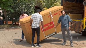 ಬೈಕನ್ನು ಬಾಕ್ಸ್‌ನಲ್ಲಿ ಮನೆಗೆ ಪಾರ್ಸೆಲ್‌ ಮಾಡಿದ ಕಂಪನಿ: ವಿಡಿಯೋ ನೋಡಿ ನೆಟ್ಟಿಗರು ಹೇಳಿದ್ದೇನು ನೋಡಿ!