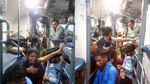 ಬುಕ್ ಮಾಡಿದ ರೈಲಿನ ಸೀಟಿನಲ್ಲಿ ಬೇರೆಯವರು ಕೂತಿದ್ರೆ ಏನ್ ಮಾಡಬೇಕು ಗೊತ್ತಾ? ಸಿಂಪಲ್ ಪರಿಹಾರ