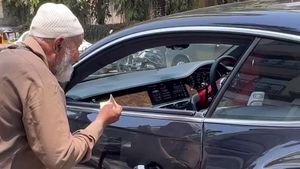 ಆರು ಕೊಟಿಯ ಕಾರಿನಲ್ಲಿದ್ದರೂ ವೃದ್ದನಿಗೆ ಭಿಕ್ಷೆ ನೀಡಿದ ನಟ: ಕರುಣಾಮಯಿ ನಟನ ಹೃದಯಕ್ಕೆ ಬೆಲೆಕಟ್ಟಲಾಗದು!