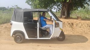 ಸಾಮಾನ್ಯರಂತೆ ಹಳ್ಳಿಯಲ್ಲಿರುವ ದೇಶದ 55ನೇ ಶ್ರೀಮಂತ ಶ್ರೀಧರ್ ವೆಂಬು: ಕಚೇರಿಗೆ ಹೋಗಲು ಎಲೆಕ್ಟ್ರಿಕ್ ಆಟೋ ಖರೀದಿ!