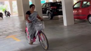 ಪ್ರೇರಣಾತ್ಮಕ ಕಥೆ: ಮನೆ ಕೆಲಸದಾಕೆಗೆ 'ಸೈಕಲ್' ಖರೀದಿಸಲು ಸಹಾಯ ಮಾಡಿದ ಮಾಲೀಕ.. ವಿಡಿಯೋ ವೈರಲ್