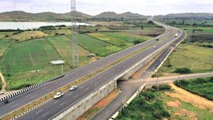 Bengaluru-Mumbai Highway: ಚಿತ್ರದುರ್ಗ-ದಾವಣಗೆರೆ ಮಧ್ಯೆ 6 ಲೈನ್ ಹೈವೇ.. ಪ್ರಯಾಣ ಸುಲಭ, ಸೈಟ್ ದರಗಳು ಗಗನಕ್ಕೆ!   