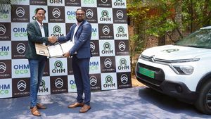 ಒಬ್ಬರೇ ಬಂದು 1 ಸಾವಿರ ಎಲೆಕ್ಟ್ರಿಕ್ ಕಾರುಗಳನ್ನು ಖರೀದಿಸಿ ಹೋಗಿಬಿಟ್ಟರು!