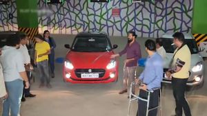 ಡಿ ಬಾಸ್ ಕಾಟೇರ ಸಕ್ಸಸ್: ಚಿತ್ರದ ಯಶಸ್ಸಿನ ಹಿಂದಿನ ಶ್ರಮಿಕರಿಗೆ ಕಾರ್​ ಗಿಫ್ಟ್​ 