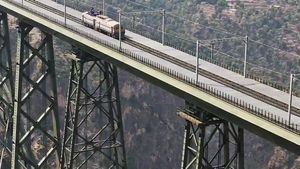 ಐಫೆಲ್ ಟವರ್‌ನ್ನು ಮೀರಿಸುತ್ತೆ: ವಿಶ್ವದ ಅತಿ ಎತ್ತರದ ಸೇತುವೆ ಮೇಲೆ ಭಾರತೀಯ ರೈಲ್ವೆಯಿಂದ ಟ್ರಯಲ್ ರನ್ ಯಶಸ್ವಿ