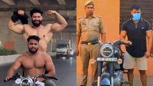 ಶರ್ಟ್‌ ಬಿಚ್ಚಿಕೊಂಡು ಅರೆ ನಗ್ನವಾಗಿ ಬುಲೆಟ್‌ ಓಡಿಸಿದ ಫಟಿಂಗರು: ಪೊಲೀಸರು ಮಾಡಿದ್ದೇನು ಗೊತ್ತಾ!