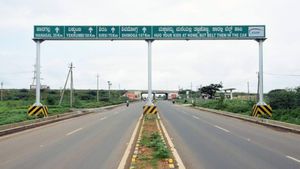 ಹೆದ್ದಾರಿ ಹಸಿರು ಬೋರ್ಡಿನ ಹಿಂದೆ ಅಷ್ಟು ಮಾಹಿತಿ ಇದೆಯೇ? ಇಷ್ಟು ದಿನ ಗೊತ್ತೇ ಇರಲಿಲ್ಲ!