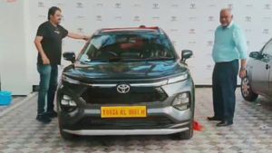 ಸಿನಿಮಾ ರಂಗದಲ್ಲಿ ಕೋಟಿಗಟ್ಟಲೆ ಗಳಿಸಿದರೂ, ಈ ನಟ ಆಯ್ಕೆ ಮಾಡಿದ್ದು ಮಾತ್ರ ಟೊಯೋಟಾದ 8 ಲಕ್ಷದ ಕಾರು!